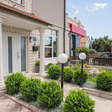 Apartments Lovric With Sea View Kaštela Esterno foto