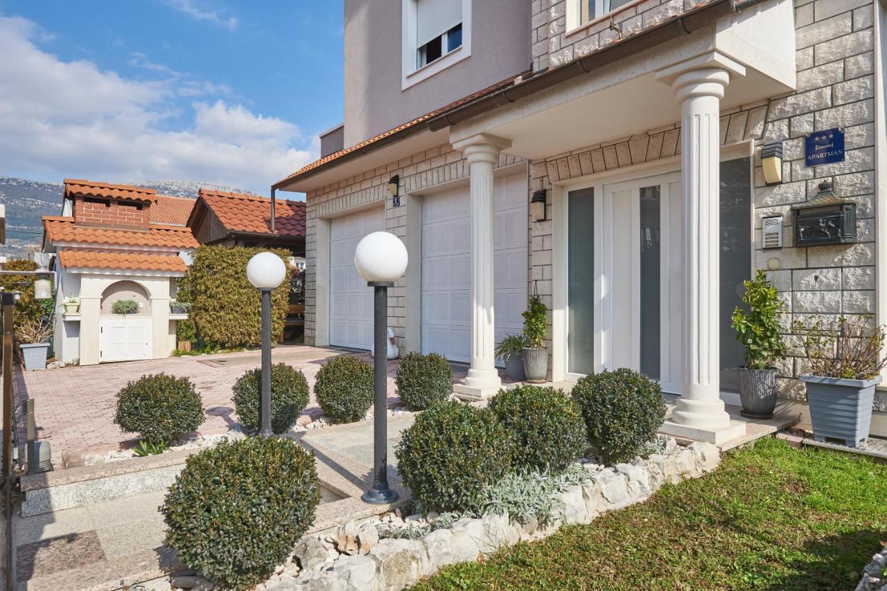Apartments Lovric With Sea View Kaštela Esterno foto