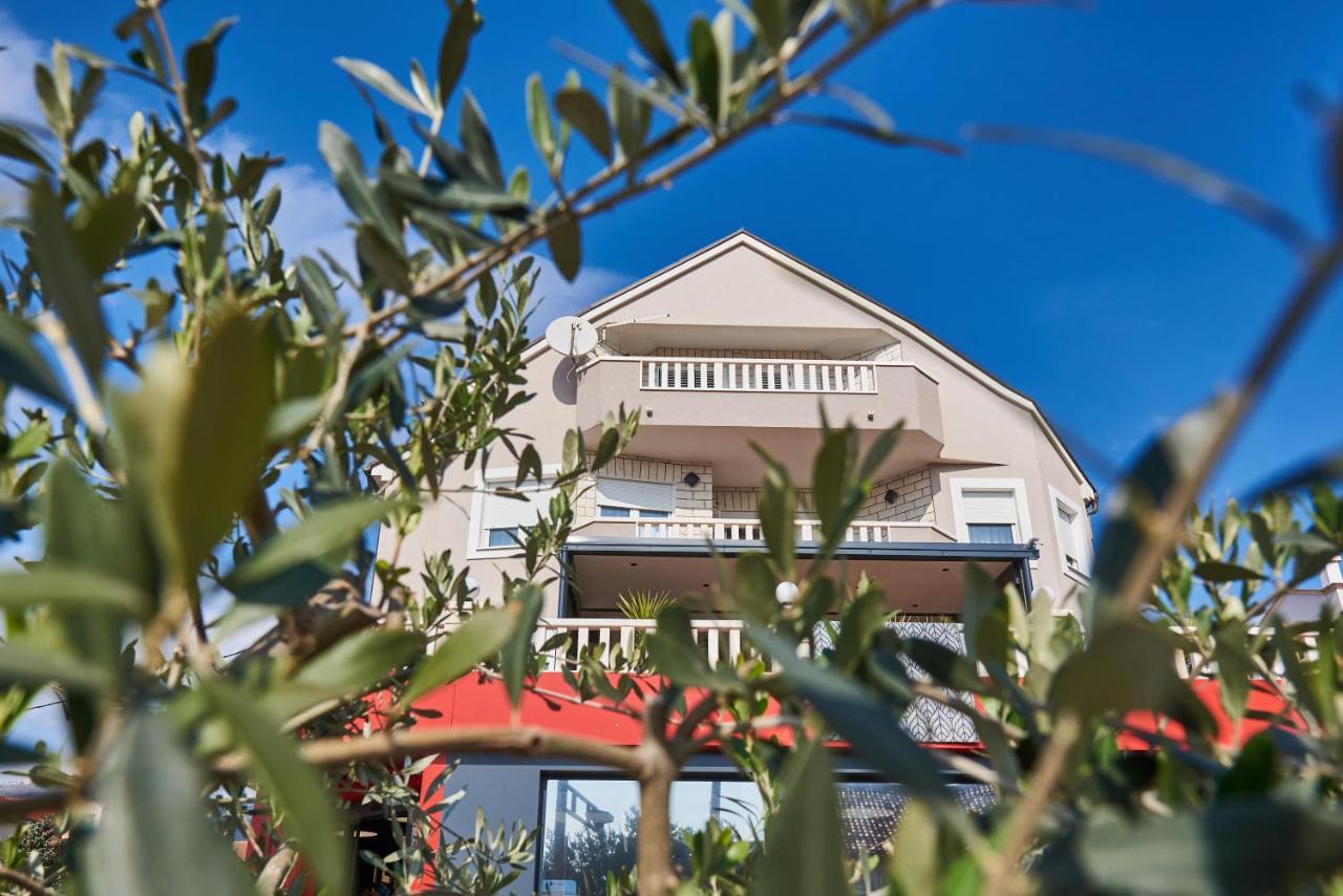 Apartments Lovric With Sea View Kaštela Esterno foto