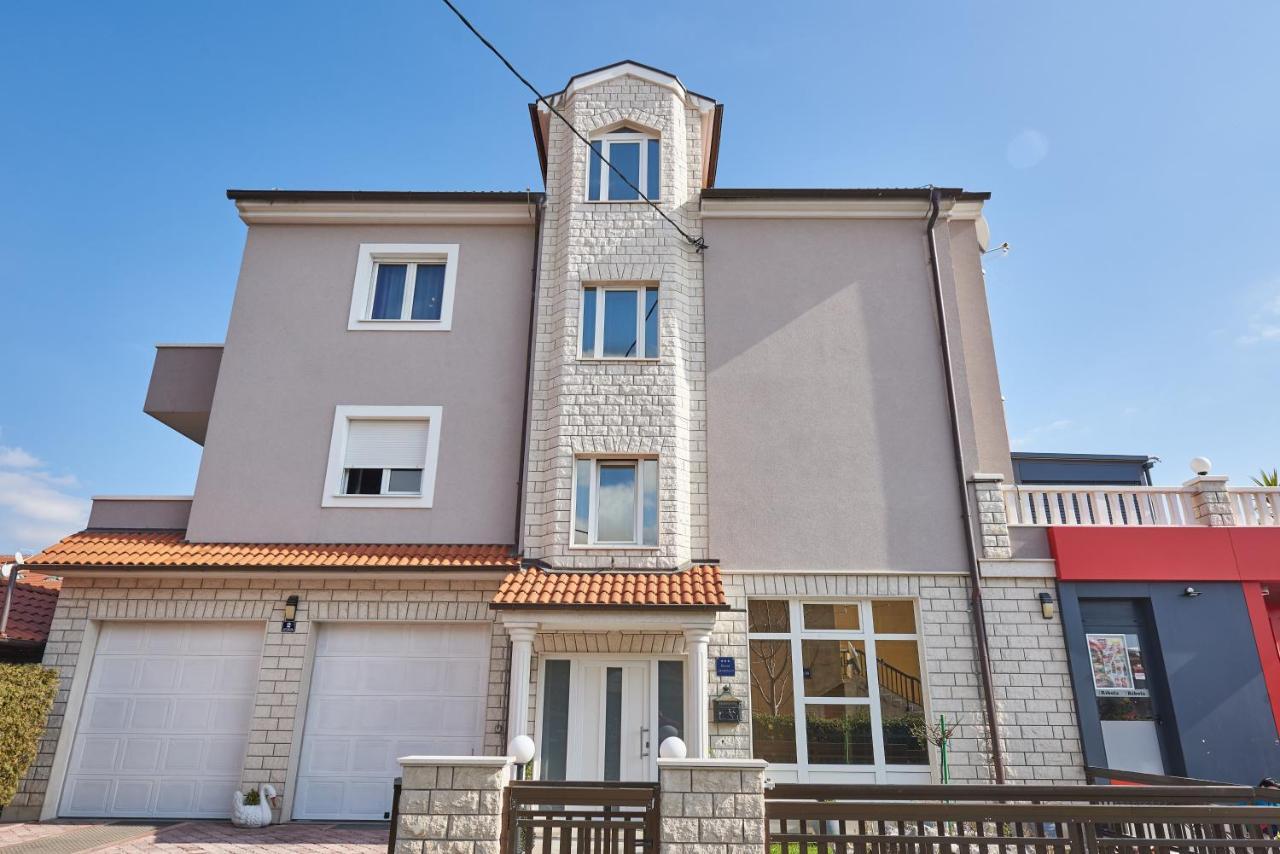 Apartments Lovric With Sea View Kaštela Esterno foto