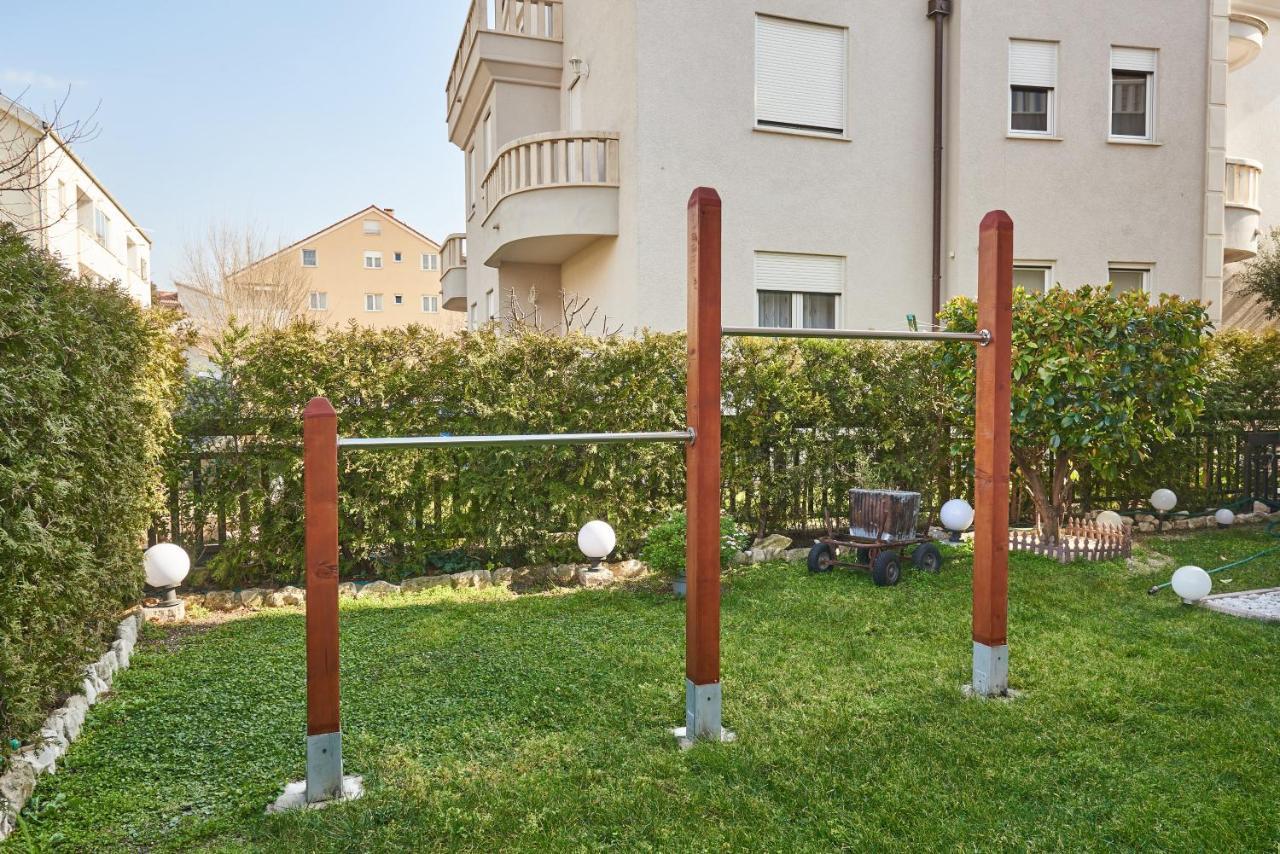 Apartments Lovric With Sea View Kaštela Esterno foto