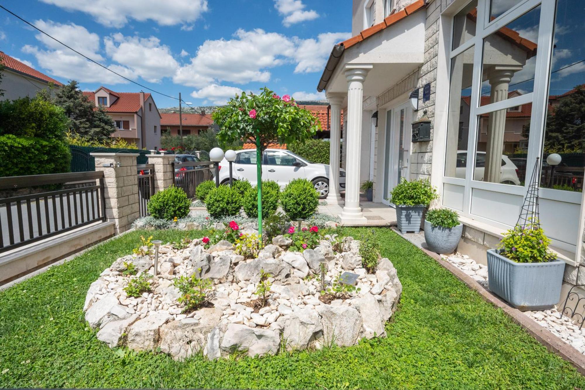 Apartments Lovric With Sea View Kaštela Esterno foto