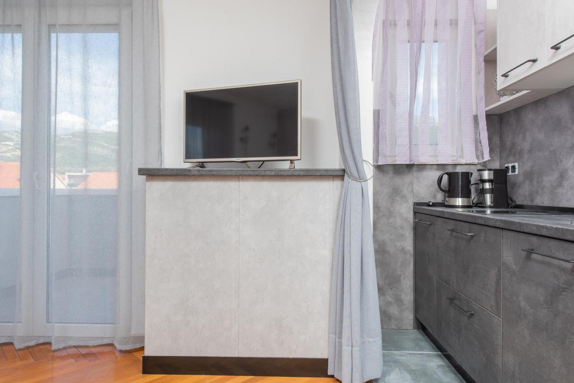 Apartments Lovric With Sea View Kaštela Esterno foto