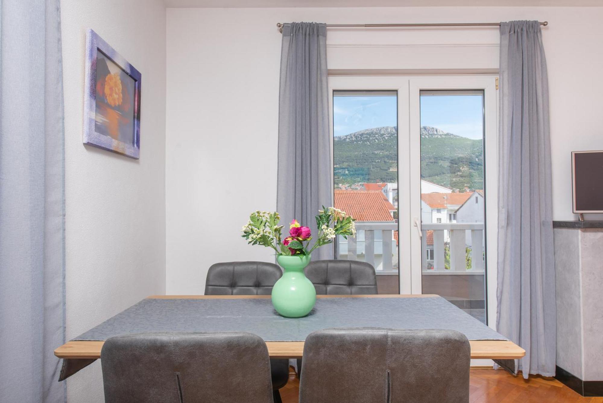 Apartments Lovric With Sea View Kaštela Esterno foto