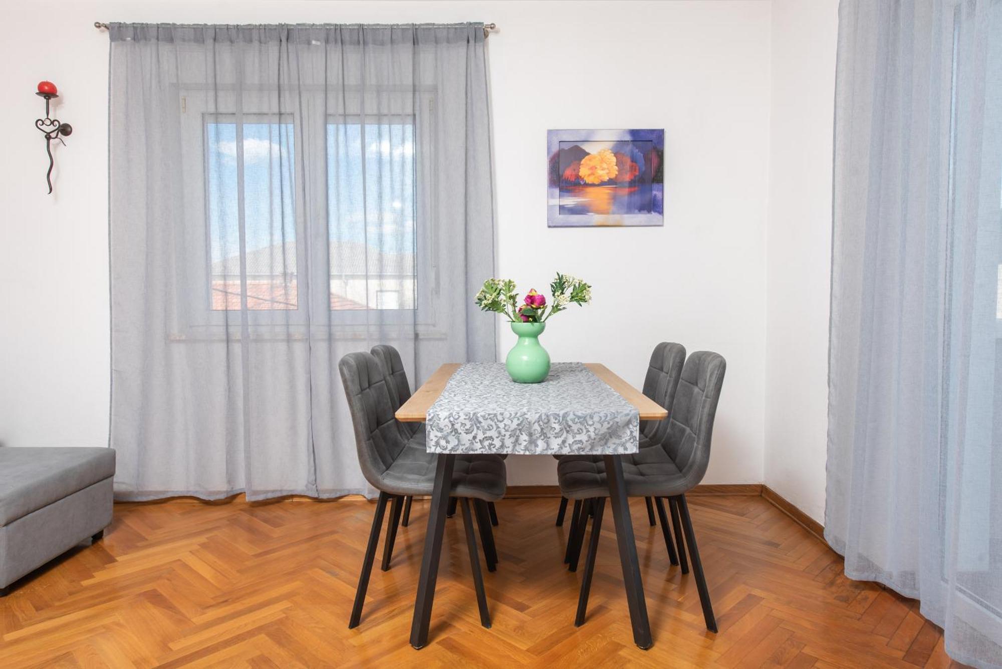 Apartments Lovric With Sea View Kaštela Esterno foto