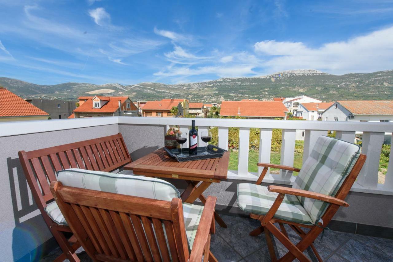 Apartments Lovric With Sea View Kaštela Esterno foto